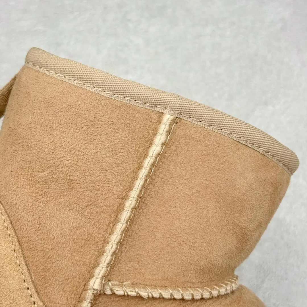 Pick up locally💰520 UGG 6222 Classic short-cut autumn and winter sheepskin and fur integrated snow boots. All shoes are made from the same factory as ZP. Longfeng A-grade Australian imported sheepskin and fur integrated men's and women's boots. Brand OEM production line. Fully follow the ZP process. OEM original pattern maker. Adhering to the principle of no original shoes and no development selection. Pay attention to every detail. The most authentic version on the market. TREADLITE "Light Wing" technology outsole. Lightweight/durable/flexible/pile size: 35 36 37 38 39 40 41 42 43 44 45 Coding: by2936070